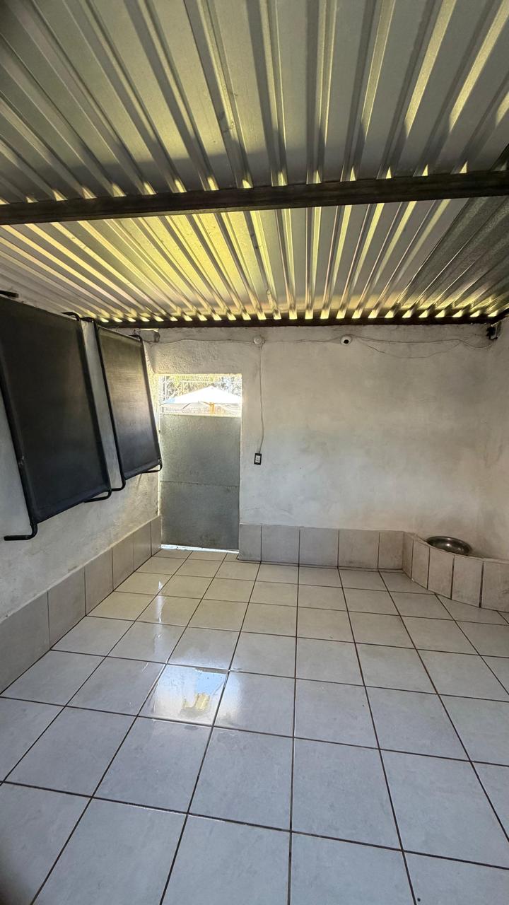 Suite techada con piso limpio y camas elevadas